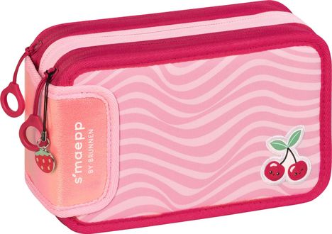 Reißverschluss-Tasche mit Text: "s’maepp BY BRUNNEN". Rosa Wellenmuster und Kirschen-Aufnäher. Anhänger mit Erdbeer-Design.
