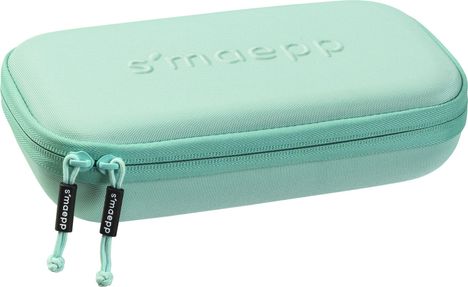 "smaepp" erscheint zweimal auf einem hellgrünen Etui mit Reißverschluss.