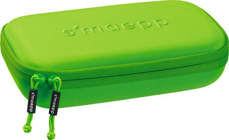 Grüne Tasche mit Schriftzug „smaepp“. Auffällige Reißverschlüsse mit selben Text. Rechteckiges, festes Design.