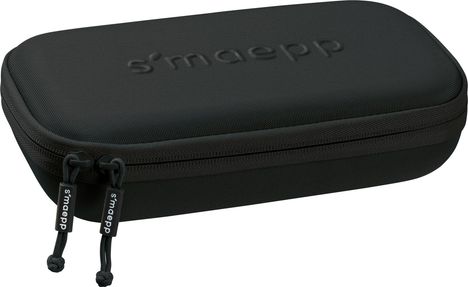 "smaepp" auf einer schwarzen, rechteckigen Schutzhülle mit Reißverschluss und zwei passenden Zuglaschen.