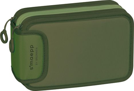Auf der Tasche steht “smaepp BY BRUNNEN”. Sie ist rechteckig und olivgrün mit zwei Reißverschlüssen.