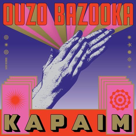 "Ouzo Bazooka" und "Kapaim" in kräftigen Buchstaben, mit einer Illustration von betenden Händen und bunten Mustern.