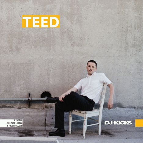 Oben links steht "TEED", unten rechts "DJ-KICKS". Eine Person in weißem Hemd sitzt lässig auf einem Stuhl vor einer grauen Wand.