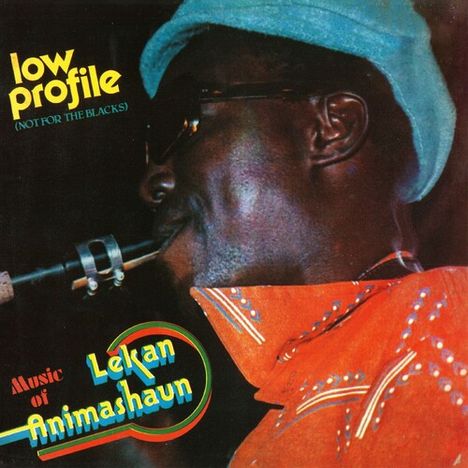 Texte: "low profile (NOT FOR THE BLACKS)", "Music of Lekan Animashaun". Ein Mann spielt ein Blasinstrument, trägt Hut und Brille.