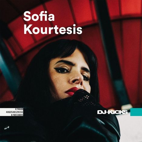 Text: „Sofia Kourtesis“ und „DJ-Kicks“. Porträt einer Frau mit dunklen Haaren und rotem Hintergrund.