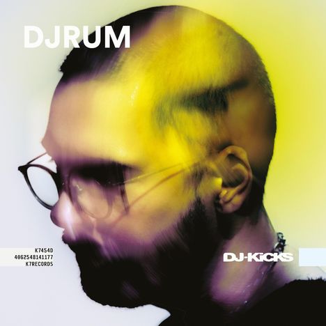 Text: DJRUM, DJ-KICKS. Unscharfes Porträt eines Mannes mit Brille, gelbe und violette Farbschlieren.