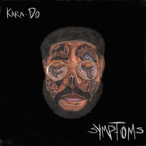 „Kara-Do“ und „Symptoms“ in weißer Schrift. Ein gemaltes Porträt eines Mannes mit Bart und geschlossenen Augen in der Mitte.