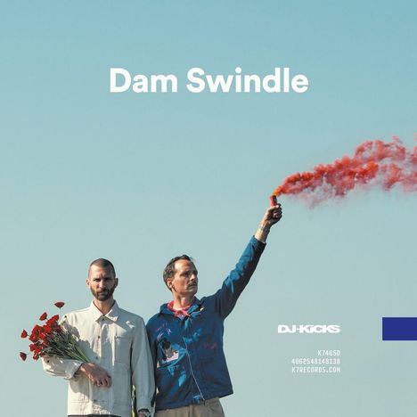 "Dam Swindle" steht oben. Zwei Personen, einer hält rote Blumen, der andere eine rote Rauchfackel. Klarer Himmel.