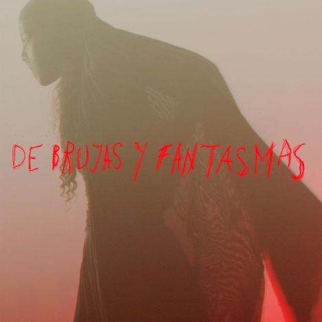 Rote Schrift: "DE BRUJAS Y FANTASMAS". Silhouette einer Person in einem Nebel aus Rot- und Beigetönen.