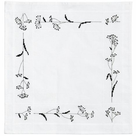 Weiße Tischdecke mit schwarzen, gestickten, stilisierten Blumenmustern und zarten Blätterlinien am Rand.