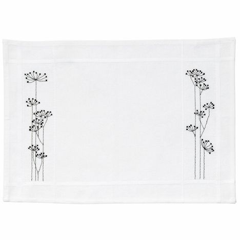 Weiße Tischdecke mit schwarzem, minimalistischem Blumenmuster an beiden Seiten.