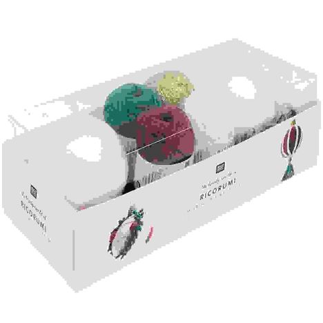"Ricorumi" und "dk cotton" auf Verpackung mit bunten Garnknäueln in einer transparenten Box.