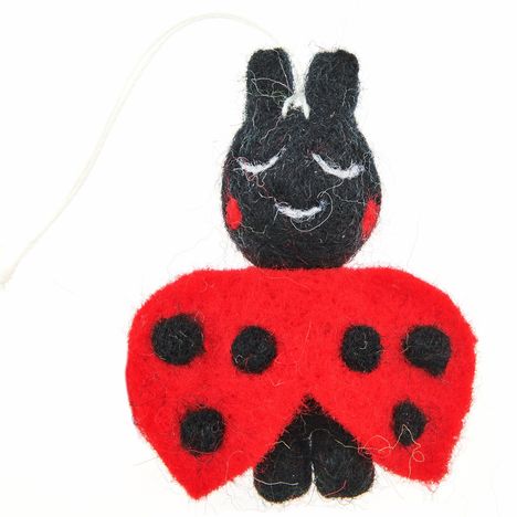 Eine Filzfigur in Schwarz und Rot, die einen Marienkäfer darstellt. Sie hat Punkte und eine Schnur zum Aufhängen.