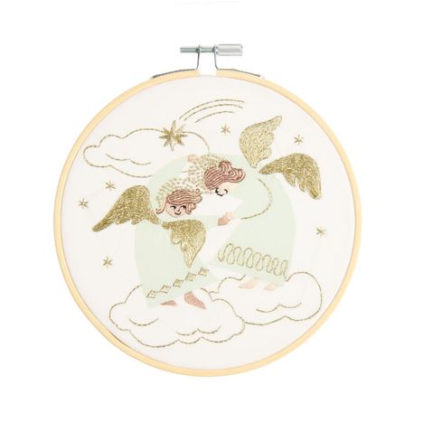 Zwei Engel mit goldenen Flügeln, vereint auf Wolken in einer bestickten Illustration, umgeben von Sternen und einem Kometen.