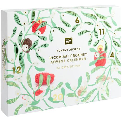 "ADVENT ADVENT RICORUMI CROCHET ADVENT CALENDAR 24 DAYS OF FUN" steht in der Mitte. Umgeben von grünen Blättern.