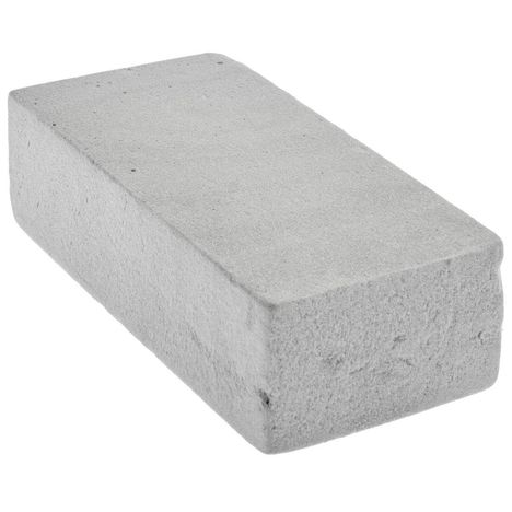 Ein grauer, rechteckiger Betonstein mit leicht rauer Oberfläche.