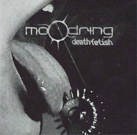 Text: "moodring deathfetish". Nahaufnahme einer Zunge an einem metallischen, gezackten Rad.