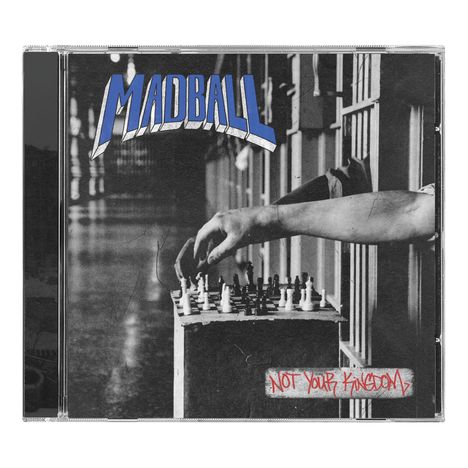 „MADBALL“ in blauen Buchstaben oben. „NOT YOUR KINGDOM“ in roter Schrift unten. Eine Hand spielt Schach vor Gitterstäben.
