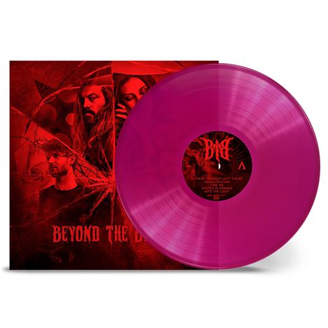 "Beyond the Black" steht in gotischer Schrift. Eine durchsichtige, pinke Vinyl-Platte liegt auf einem Cover mit drei Personen.