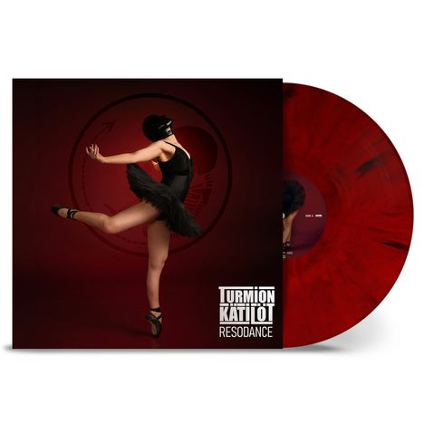 "Turmion Kätilöt" und "Resodance" unten. Tänzerin im schwarzen Tutu vor rotem Vinyl.