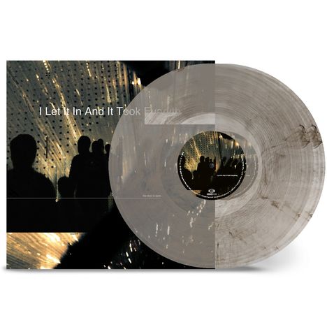 „I Let It In And It Took Everything“, „the door is open“. Silhouetten vor einem goldenen, leuchtenden Hintergrund. Vinyl.