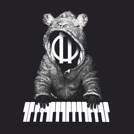 Text: Ein großes stilisiertes W-Symbol. Illustration: Eine Person in einem flauschigen Bärenkostüm spielt ein abstraktes Klavier.