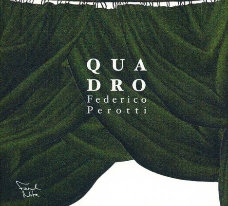 „QUA DRO“ und „Federico Perotti“ sind in Weiß auf einem Hintergrund mit dunkelgrünen Vorhängen platziert.