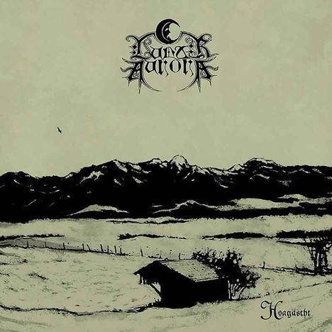 Logo "Lunar Aurora". Unten "Hoagascht". Verschneite Landschaft mit Gebirge und Hütte im Vordergrund.