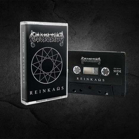 Kassette mit der Aufschrift "REINKAΩS" und "SIDE A". Schwarz-weißes Cover mit einem komplexen Sternsymbol.