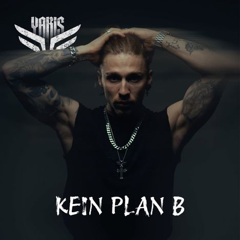 Text: "KEIN PLAN B" und ein Logo mit dem Wort "YAKIS". Ein Mann mit Tattoos fasst sich in die Haare, trägt Ketten.