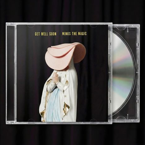 "GET WELL SOON MINUS THE MAGIC" in Gelb auf schwarzem Hintergrund; Statue in Robe mit Scheiben-Hut.