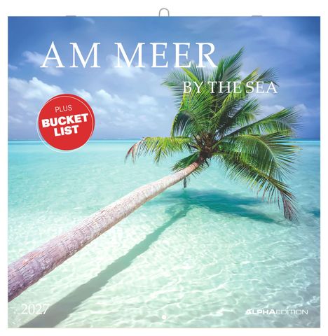 "AM MEER", "BY THE SEA", "PLUS BUCKET LIST", "2027". Eine Palme neigt sich über klares, türkisfarbenes Wasser.