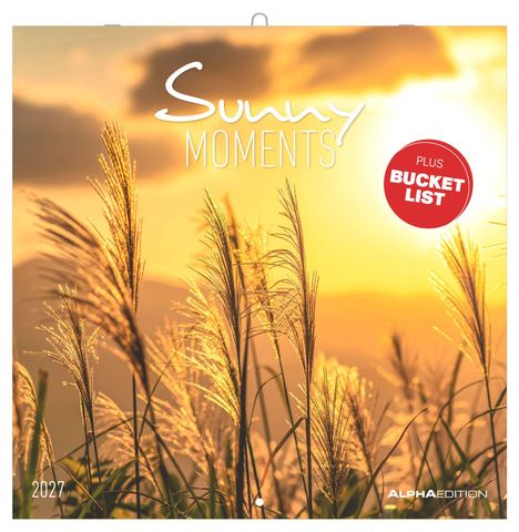 „Sunny Moments“, „Plus Bucket List“, „2027“. Sonnenuntergang, Gräser im Vordergrund.