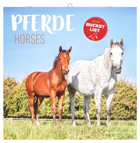 "PFERDE HORSES" und "PLUS BUCKET LIST" stehen oben. Zwei Pferde, ein braunes und ein weißes, auf einer Wiese. 2027.