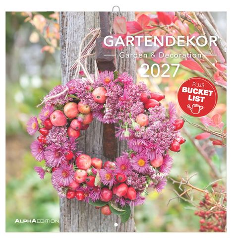 "GARTENDEKOR 2027" oben, "Garden & Decoration" darunter. Ein bunter Blumenkranz hängt an Holz.
