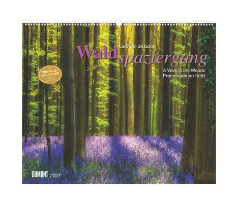 "Waldspaziergang" in lila, "A Walk in the Woods" und "Promenade en forêt". Dicht bewaldet, blühender lila Boden.