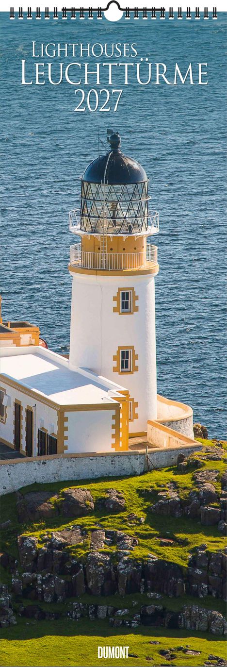 "Lighthouses Leuchttürme 2027" steht oben. Ein Leuchtturm steht nahe der Küste, umgeben von grünem Gras.