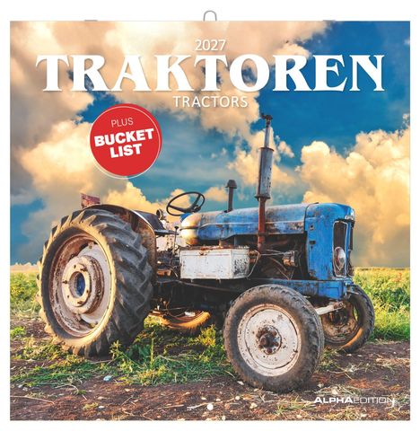 "2027 TRAKTOREN PLUS BUCKET LIST." Ein alter blauer Traktor steht auf einem Feld unter dramatischem Himmel.