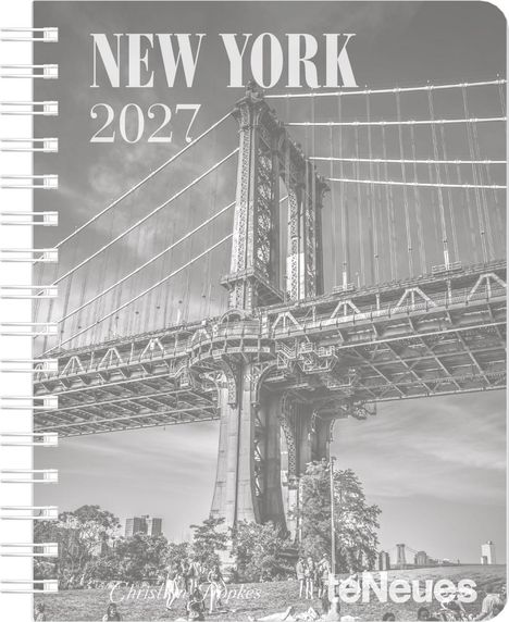 „NEW YORK 2027“ in Großbuchstaben über einer ikonischen Brücke. Im Vordergrund entspannen Menschen auf einer Wiese.