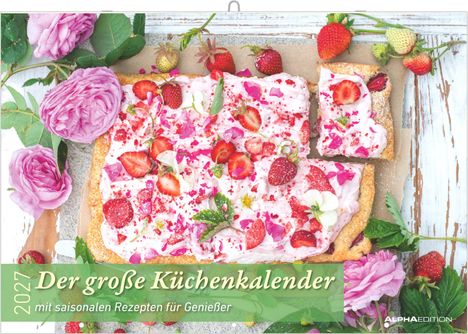2027 Der große Küchenkalender mit saisonalen Rezepten für Genießer. Erdbeerkuchen mit Sahne und Blüten, umgeben von Rosen.