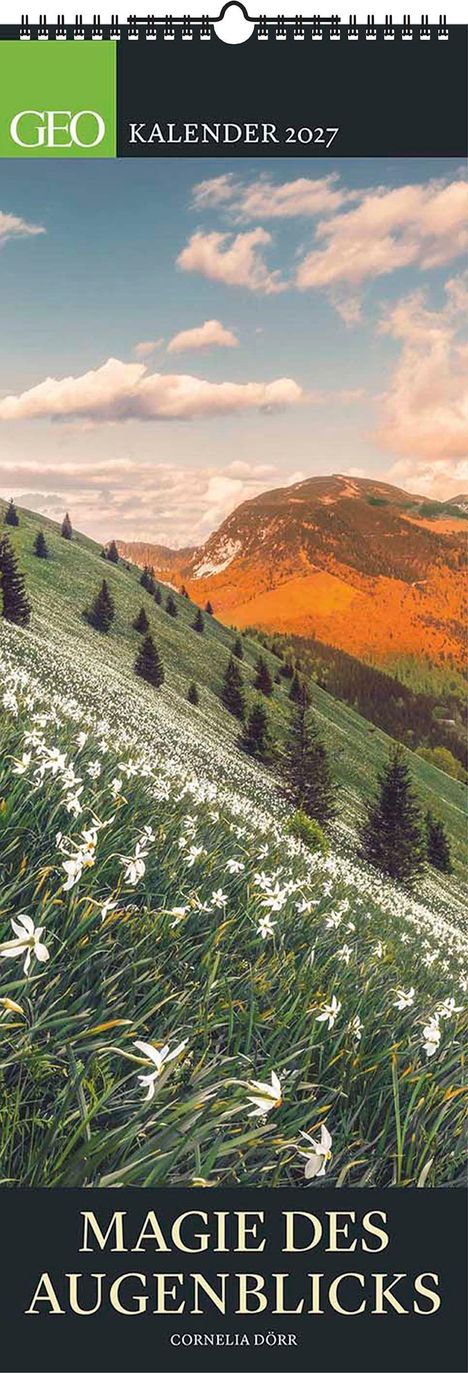 "GEO Kalender 2027. Magie des Augenblicks. Cornelia Dörr." Eine malerische Berglandschaft mit blühenden Wiesen und Bäumen.