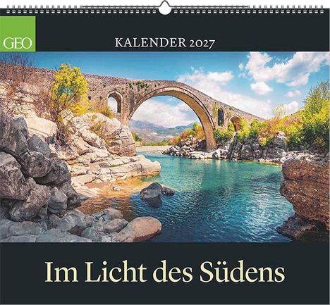"Kalender 2027. Im Licht des Südens." zeigt eine Steinbrücke über einem klaren Fluss in landschaftlicher Umgebung.
