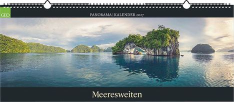 "PANORAMA | KALENDER 2027", "Meeresweiten". Ein ruhiges, malerisches Meer mit bewachsenen Felsformationen und klarem Himmel.
