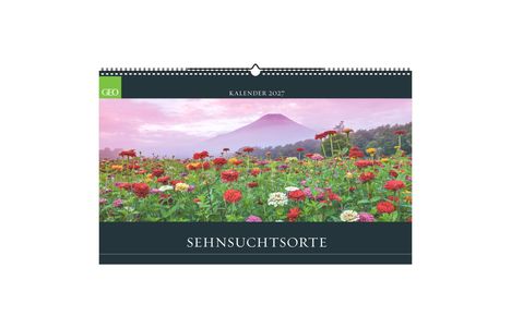 Kalender 2024, Sehnsuchtsorte. Ein Feld voller bunter Blumen vor einem nebligen Berg mit rosa Himmel im Hintergrund.