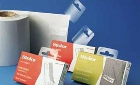 Diverse Verpackungen, teils rot und gelb mit der Aufschrift "Steier", vor blauem Hintergrund.