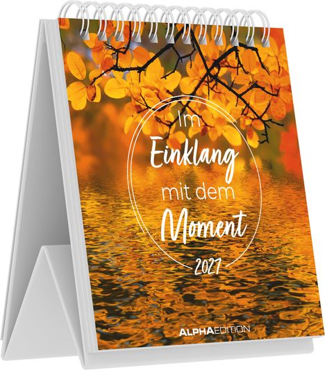Text: "Im Einklang mit dem Moment 2021". Ein Tischkalender mit herbstlichen, orange-gelben Blättern und Wasserreflexionen.