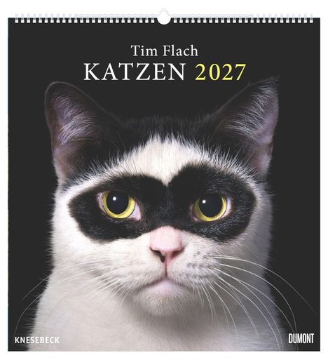 "Tim Flach KATZEN 2027" ist der Text. Eine Katze mit schwarz-weißem Fell, gelbe Augen und markantes Gesichts-Muster.