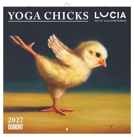 „YOGA CHICKS“, „LUCIA“, „2027 DUMONT“. Eine Illustration: Ein Küken balanciert auf einem Bein in einer Yoga-Pose.