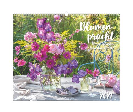 "Blumenpracht, Floral Splendor, Splendeur Florale, 2021." Ein bunter Blumenstrauß in einer Vase auf einem Holztisch im Garten.