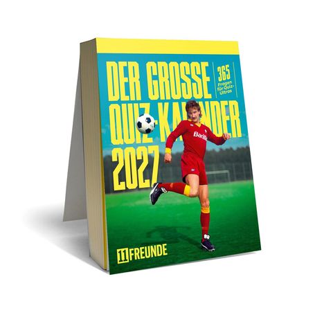 Text: "Der große Quiz Kalender 2027, 365 Fragen für Quiz-Ultras, 11 Freunde". Fußballspieler in rotem Trikot schießt Ball.